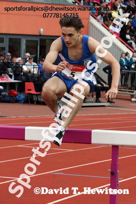 Inter boys 1500 metres steeplechase, English Schools Track and Field. Photo: David T. Hewitson/Sports for All Pics